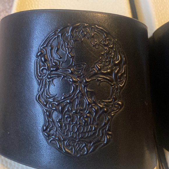 Robert Graham Slides - Picture 2 of 6